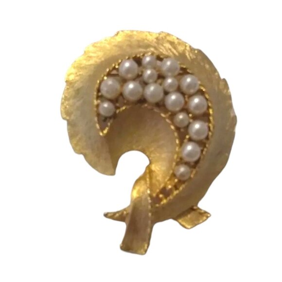 Vtg Signed JJ Brooch Brushed gold tone faux pearl Jonnette Art Neuveau Swirl 2" - Picture 3 of 8
